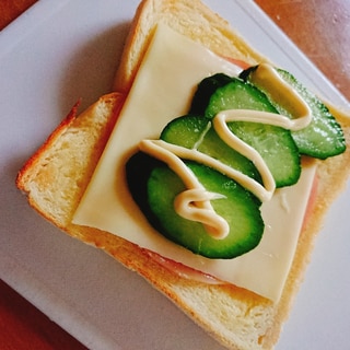 ハムチーズときゅうりでオープントースト